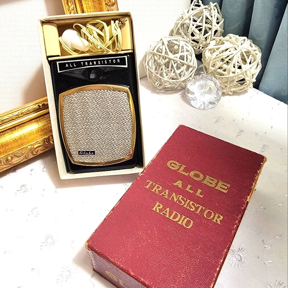 Vintage Globe All Transistor radio (boys radio) - Picture 2 of 3